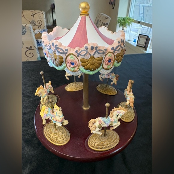 🔥🔥🔥Scarborough Fair Porcelain Carousel With 6 Gold Gilded Horse Figurines - Picture 6 of 13